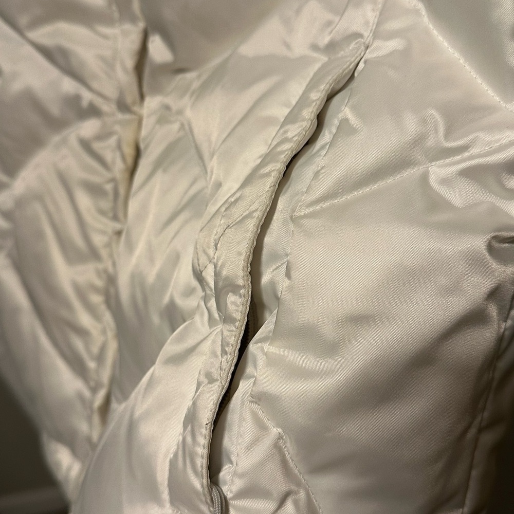 The North Face Women’s White Puffer Jacket Size M - Picture 5 of 12